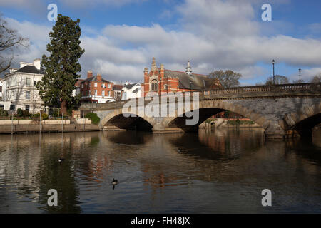 Evesham Methodist Church et la rivière Avon, Evesham, Worcestershire, Angleterre, Royaume-Uni, Europe Banque D'Images