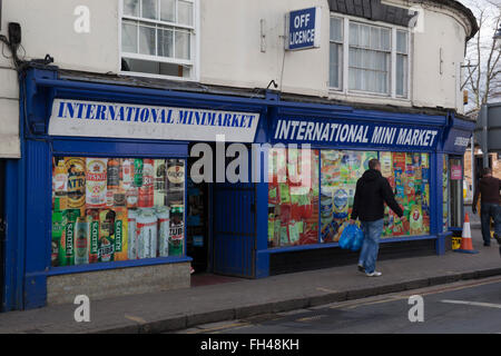 Les magasins d'alimentation de l'Europe de l'Est, la rue du Port, Evesham, Worcestershire, Angleterre, Royaume-Uni, Europe Banque D'Images