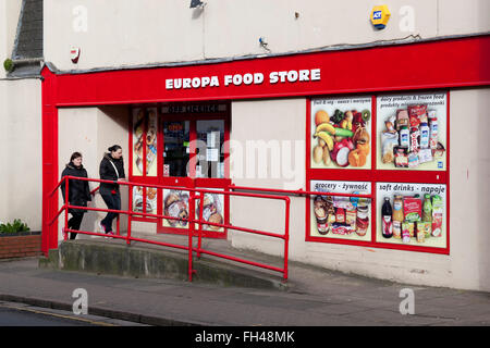 Les magasins d'alimentation de l'Europe de l'Est, la rue du Port, Evesham, Worcestershire, Angleterre, Royaume-Uni, Europe Banque D'Images