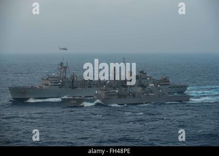 Mer des Philippines (fév. 22, 2016) - Force d'autodéfense maritime japonais Tsukumo-class destroyer Samidare JDS (DD-106) reçoit un mélange de biocarburants avancés du navire de soutien de combat rapide USNS Rainier (T-AOE 7) au cours d'un ravitaillement en mer. Fournir un prêt à l'appui de la force de sécurité et de stabilité dans la Indo-Asia-Pacifique, le John C. Stennis Strike Group fonctionne comme partie de la grande flotte verte sur une 7e flotte le déploiement. Banque D'Images