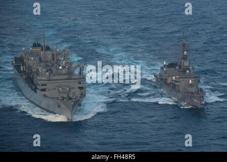 Mer des Philippines (fév. 22, 2016) - Force d'autodéfense maritime japonais Tsukumo-class destroyer Samidare JDS (DD-106) reçoit un mélange de biocarburants avancés du navire de soutien de combat rapide USNS Rainier (T-AOE 7) au cours d'un ravitaillement en mer. Fournir un prêt à l'appui de la force de sécurité et de stabilité dans la Indo-Asia-Pacifique, le John C. Stennis Strike Group fonctionne comme partie de la grande flotte verte sur une 7e flotte le déploiement. Banque D'Images