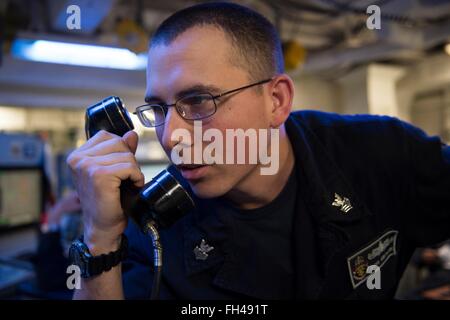 Mer de Chine du sud (fév. 22, 2016) Technicien en système de turbine à gaz (électrique) 1re classe Joshua Hawthorne, affecté à la classe Ticonderoga croiseur lance-missiles USS ANTIETAM (CG 54), communique avec la salle des machines principales du poste de contrôle central. Antietam est actuellement en cours à la 7e flotte zone d'opérations à l'appui de la sécurité et de la stabilité dans l'Indo-Asia-Pacifique. Banque D'Images