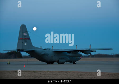 C-130H Hercules s'asseoir dans la lumière de la pleine lune à la 179e Airlift Wing, Mansfield, Ohio, 23 février, 2016. L'unité de la Garde nationale aérienne de l'Ohio est toujours en mission de répondre avec des aviateurs citoyens hautement qualifiés d'exécuter, de l'État fédéral et les missions de la communauté. Banque D'Images