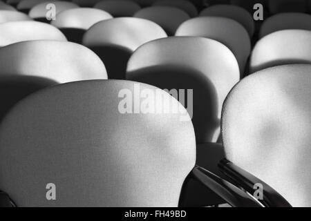 Fauteuils gris dans un vide intérieur, lignes auditorium fragment Banque D'Images