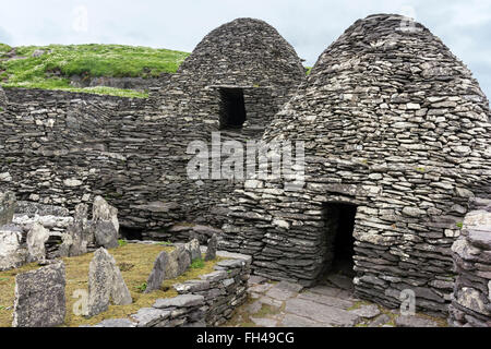 Croix en pierre au cimetière du monastère, Skellig Michael, Kerry, Irlande. Chemin menant à beehive huts (clochan) Banque D'Images