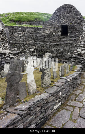 La pierre, sculptée à la main, traverse en cimetière de monastère, Skellig Michael, Kerry, Irlande. Chemin menant à beehive huts (clochan) Banque D'Images