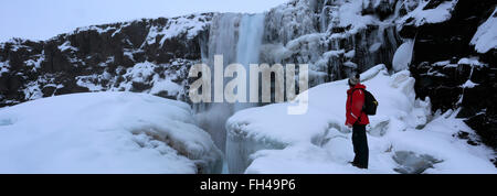 Neige de l'hiver au cours de la cascade Oxararfoss, Pingvellir National Park, site classé au patrimoine mondial, le sud-ouest de l'Islande, l'Europe. Banque D'Images