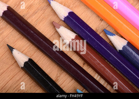 Image de vieux crayons de couleur sur la plaque en bois texture background Banque D'Images