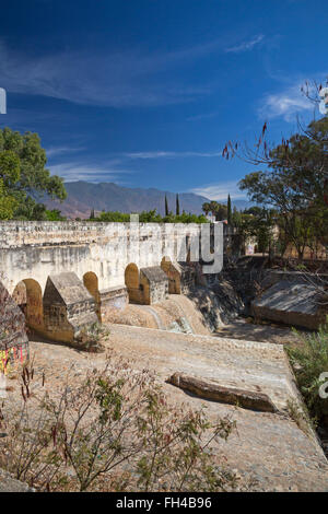 Oaxaca, Mexique - l'Acueducto la Cascada (aqueduc de la Cascada) faisait partie d'un système d'approvisionnement en eau pour Oaxaca. Banque D'Images