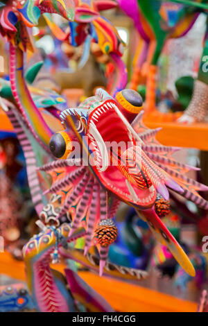 Oaxaca, Mexique - Élaborer des animaux en bois sculpté et peint connu comme alebrijes sont en vente à la Casa de las Artesanías de Oaxaca. Banque D'Images