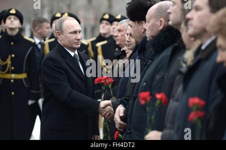 Moscou, Russie. 23 Février, 2016. Le président russe Vladimir Poutine accueille les clients au cours d'une cérémonie à la Tombe du Soldat inconnu à la place Rouge, le 23 février 2016 à Moscou, Russie. L'événement fait partie des célébrations marquant les défenseurs de la patrie, l'honneur du jour de la nation armée. Credit : Planetpix/Alamy Live News Banque D'Images