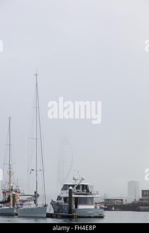 Vu de l'Haslar Marina, Gosport, Le Spinaker Tower à Portsmouth est tout juste visible à travers le brouillard de la mer dans le port de Portsmouth. Banque D'Images