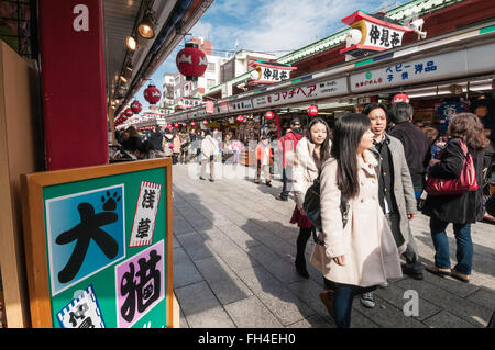 Des boutiques traditionnelles à Asakusa, Centre Commercial Nakamise-dori, Tokyo, Japon Banque D'Images