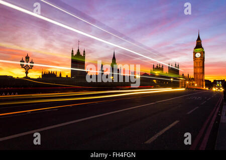 La circulation sur le pont de Westminster à Londres au coucher du soleil avec un beau ciel et de Big Ben au loin. Banque D'Images