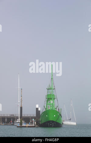 L'Haslar Marina Lightship clairement visibles sur un fond de brouillard. C'était en 1991 decommisioned Banque D'Images