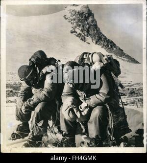 Juin 1953 - Népal - Alpinistes Charles Evans et Tom Bourdillon épuisé sur leur retour de leur tentative d'être le premier au sommet du mont Everest. © Keystone Photos USA/ZUMAPRESS.com/Alamy Live News Banque D'Images