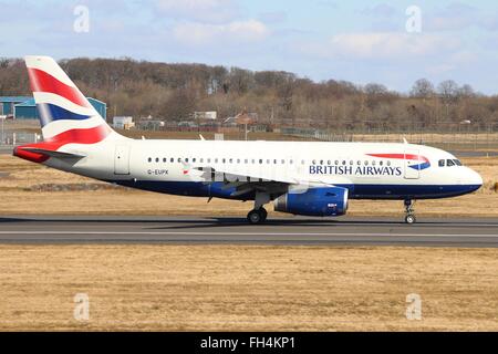 G-EUPK, un Airbus A319-131 de la flotte de British Airways, peu après l'atterrissage à l'Aéroport International de Prestwick. Banque D'Images