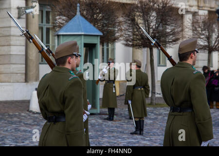 Les soldats participent la relève quotidienne de la Garde de cérémonie à Budapest le château qui surplombe le Danube. Banque D'Images