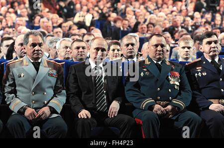 Le président russe Vladimir Poutine, centre, siège avec le ministre de la défense, Sergueï Choïgou, gauche, pendant un concert soulignant les défenseurs de la patrie jour 20 février 2016, à Moscou, Russie. Les défenseurs de la patrie Day célèbre l'armée et est célébrée le 23 février. Banque D'Images