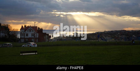 Hastings East Sussex. 23 février 2016. Météo France : Après une belle journée ensoleillée un spectaculaire coucher de soleil sur la colline ouest Hastings. Banque D'Images