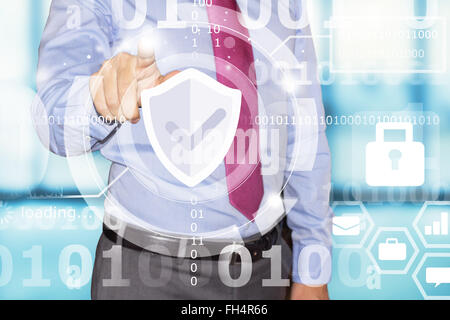 L'homme d'affaires touchant l'interface de sécurité des données Banque D'Images