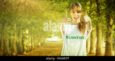 Image composite de blonde naturelle portant un t shirt bénévolat giving Thumbs up Banque D'Images