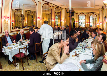 PARIS, France, repas en commun pour adultes, Restaurant français. Bistrot parisien classique, tables de service « chez Georges » pour serveurs, intérieur de restaurant européen, salle à manger, gastronomie française, restaurants à l'intérieur de Paris Banque D'Images