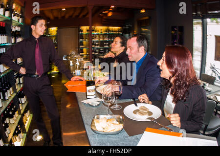 PARIS, France, - adultes partageant des repas au comptoir Sit in Lunch du restaurant Bistro français. Rendez-vous d'affaires au comptoir déjeuner de l'Atelier Maitre Albert, ('Guy Savoy'- Chef, 'Jean-Michel Wilmotte'- Design d'intérieur). restaurant européen intérieur bistrot restaurant branché serveur Banque D'Images