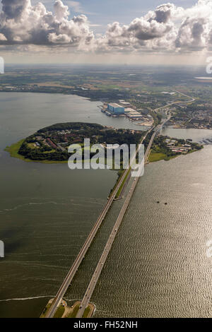 Vue aérienne de l'île de Rügen, Dänholm, bridge pont lien entre Stralsund et Rügen, port naval, Lannilis, mer Baltique, Mecklenburg Banque D'Images