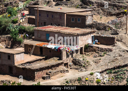 Maisons dans les montagnes à proximité de parc national de Toubkal Imlil, Maroc Banque D'Images