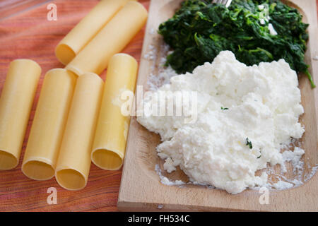 Faire de ricotta et épinards cannelloni avec les ingrédients pour la préparation Banque D'Images