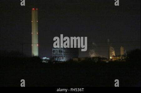 Didcot, Oxfordshire, UK. 23 février 2016. Une personne est morte et un incident majeur n'a été déclaré à la suite de l'effondrement d'un immeuble à Didcot une centrale électrique. South Central Ambulance Service a dit qu'il a envoyé son équipe d'intervention les zones dangereuses sur le site, ainsi que de trois ambulances et l'ambulance aérienne. Un porte-parole a déclaré : "Nous sommes le décrivant comme un incident majeur.' Thames Valley Police confirmé policiers étaient sur les lieux mais n'ont pas libéré plus de détails. Credit : uknip/Alamy Live News Banque D'Images