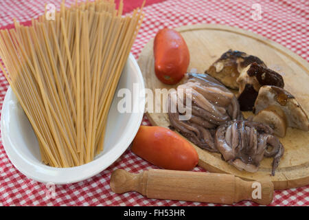 Ingrédient pour la pasta mare e monti avec squid et cèpes Banque D'Images