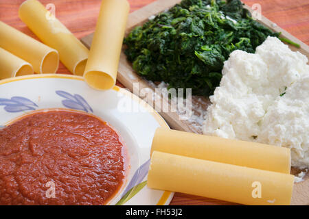 Faire de ricotta et épinards cannelloni avec les ingrédients pour la préparation Banque D'Images