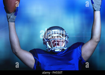 Image composite de joueur de football américain en uniforme cheering Banque D'Images