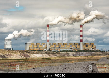 Danger de la fumée blanche centrale de charbon cheminée Banque D'Images