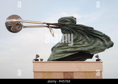 Amphithéâtre Katara statue - Force de la nature II par Lorenzo Quinn Banque D'Images