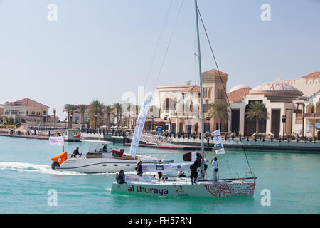 L'arrivée des équipes de voile de The Pearl Qatar National sur la Journée des sports 2014. EFG Voile Saoudite - la visite. Banque D'Images