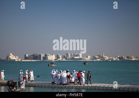 Qatar National Sports le jour. Les équipes d'aviron du Qatar sur le ponton après les courses. Banque D'Images