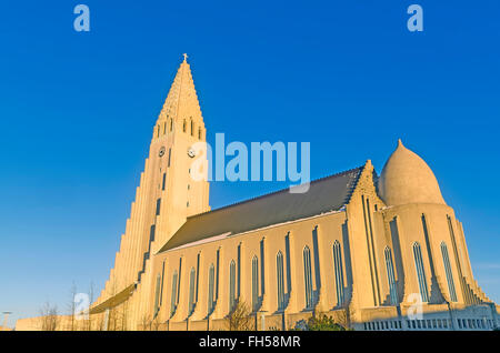 Tour de l'église ou l'église Hallgrímskirkja Luthern de Hallgrímur de Reykjavik est à 73 mètres (244 pieds) de hauteur, la plus grande église de je Banque D'Images