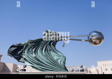 Amphithéâtre Katara statue - Force de la nature II par Lorenzo Quinn Banque D'Images