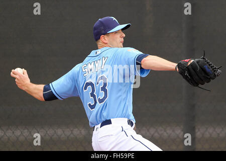 Port Charlotte, en Floride, aux États-Unis. Feb 23, 2016. Vous VRAGOVIC | fois.Rays de Tampa Bay le lanceur partant Drew Smyly (33) dans l'enclos pendant l'entraînement de printemps des rayons à Charlotte Sports Park à Port Charlotte, en Floride, le mardi 23 février, 2016. © Vous Vragovic/Tampa Bay Times/ZUMA/Alamy Fil Live News Banque D'Images