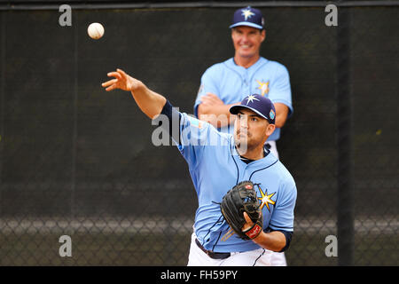 Port Charlotte, en Floride, aux États-Unis. Feb 23, 2016. Vous VRAGOVIC | fois.Rays de Tampa Bay pitcher Eddie Gamboa jette un bullpen session lors de l'entraînement de printemps, les rayons du Charlotte Sports Park à Port Charlotte, en Floride, le mardi 23 février, 2016. © Vous Vragovic/Tampa Bay Times/ZUMA/Alamy Fil Live News Banque D'Images