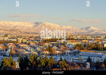 Regardant vers le bas sur les toits de la ville sommaire Reykjavic Islande de Perlan (pearl) Hôtel. Banque D'Images