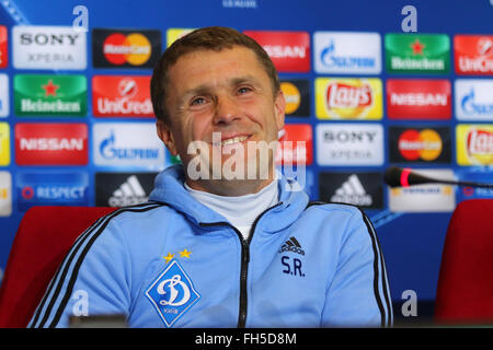 Kiev, Ukraine. 23 Février 2016 : FC Dynamo Kyiv manager Serhiy conte lors d'une conférence de presse avant le match de la Ligue des Champions contre Manchester City FC Dynamo au Camp d'entraînement. Dynamo Kiev fera face à Manchester City à l'UEFA Champions League round 16 match de football le 24 février 2016 à NSC Olimpiyskyi stadium de Kiev. Oleksandr Prykhodko/Alamy Live News Banque D'Images