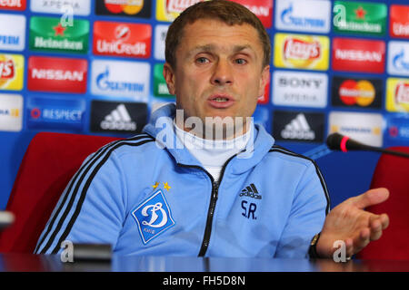 Kiev, Ukraine. 23 Février 2016 : FC Dynamo Kyiv manager Serhiy conte lors d'une conférence de presse avant le match de la Ligue des Champions contre Manchester City FC Dynamo au Camp d'entraînement. Dynamo Kiev fera face à Manchester City à l'UEFA Champions League round 16 match de football le 24 février 2016 à NSC Olimpiyskyi stadium de Kiev. Oleksandr Prykhodko/Alamy Live News Banque D'Images