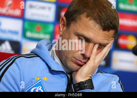 Kiev, Ukraine. 23 Février 2016 : FC Dynamo Kyiv manager Serhiy conte lors d'une conférence de presse avant le match de la Ligue des Champions contre Manchester City FC Dynamo au Camp d'entraînement. Dynamo Kiev fera face à Manchester City à l'UEFA Champions League round 16 match de football le 24 février 2016 à NSC Olimpiyskyi stadium de Kiev. Oleksandr Prykhodko/Alamy Live News Banque D'Images