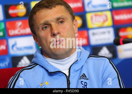 Kiev, Ukraine. 23 Février 2016 : FC Dynamo Kyiv manager Serhiy conte lors d'une conférence de presse avant le match de la Ligue des Champions contre Manchester City FC Dynamo au Camp d'entraînement. Dynamo Kiev fera face à Manchester City à l'UEFA Champions League round 16 match de football le 24 février 2016 à NSC Olimpiyskyi stadium de Kiev. Oleksandr Prykhodko/Alamy Live News Banque D'Images