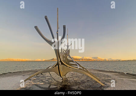 Bien voyager ou Solfar sculpture acier ressemblant à un bateau viking est en fait un hiver dreamboat Reykjavik Islande. Banque D'Images