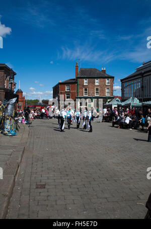 Les femmes du Groupe Danse Folk Festival 2015 Stockport Stockport Cheshire Angleterre Banque D'Images